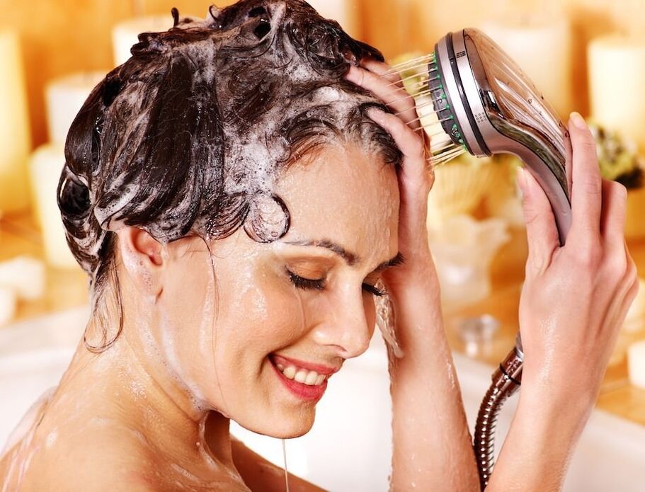 Cu psoriazisul scalpului, este necesar să se spele cu șampon medicamentos