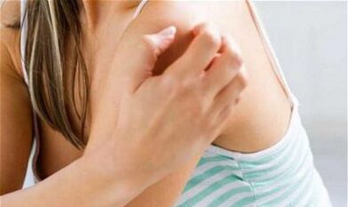 fata care se scarpina pe umar