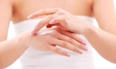 fată aplicând unguent pe mână